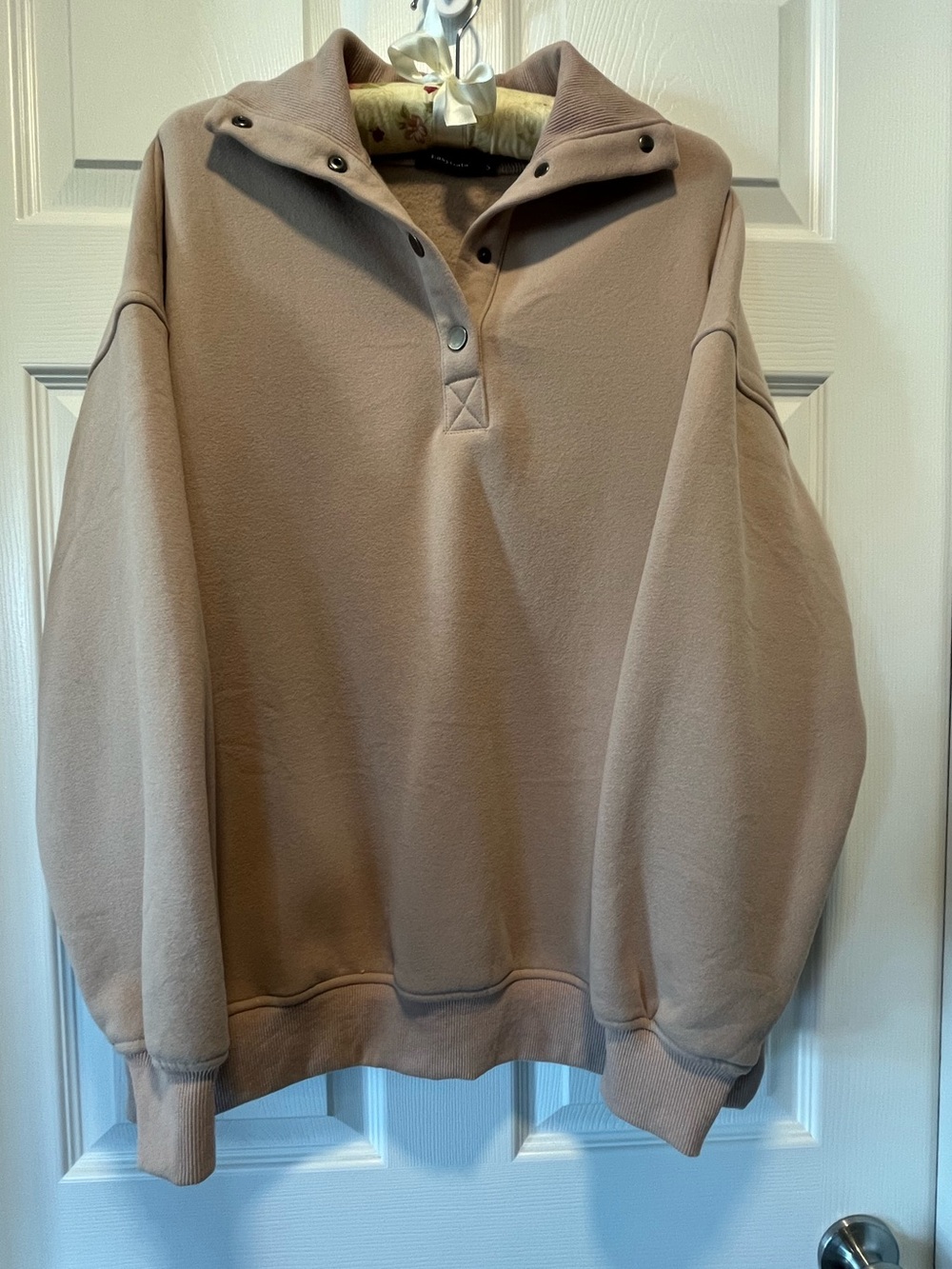 EasyGala Oversized Sweatshirt 
Size: Small
Color: Beige